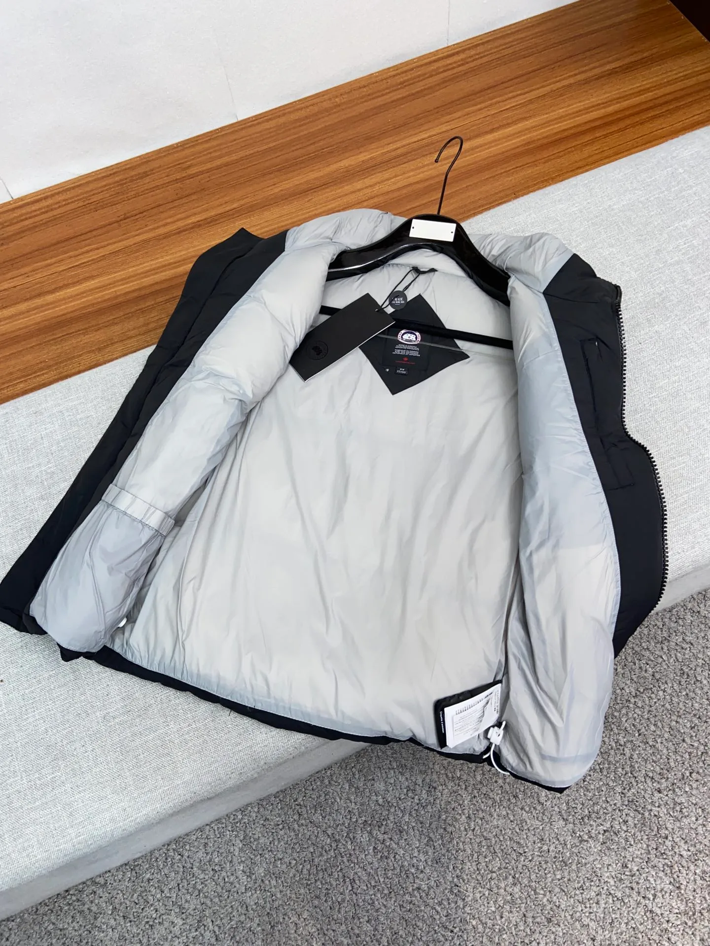 P480 capsule vest original version #𝘾𝘼𝙉𝘼𝘿𝘼 𝙂𝙊𝙊𝙎𝙀/𝙅𝙪𝙣𝙘𝙩𝙞𝙤𝙣 TOP version restore ZP up to 98%‼ ️ CANADA GOOSE/Canada Goose Pastels Pastel Series Everett White Label Vest This versatile Everett vest is a lightweight layering item suitable for wearing in all seasons. It is trimmed in all white and equipped with D-rings for hanging gloves or other daily items when outside. It is ideal for travel and unpredictable weather conditions. The pocket openings and cuff edges are reinforced with CORDURA fabric for durability. The reflective stripes on the back of the collar improve visibility in dim environments, making it the first choice for travel. Size: XS S M L XL XXL Color: Black Melt Water Blue Soft Pink Moonlight Lime
